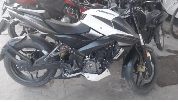 Iba en moto, lo paró la policía e investigan si el vehículo es robado Iba en moto, lo paró la policía e investigan si el vehículo es robado