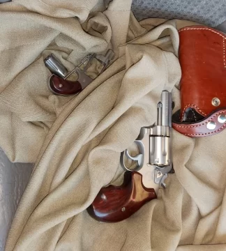 Vio a dos sujetos robándole reflectores y los persiguió a los tiros Vio a dos sujetos robándole reflectores y los persiguió a los tiros