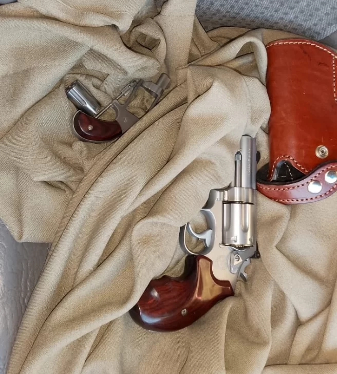 Vio a dos sujetos robándole reflectores y los persiguió a los tiros Vio a dos sujetos robándole reflectores y los persiguió a los tiros