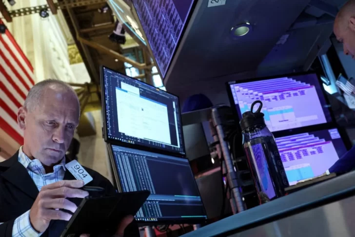 El riesgo país supera los 1260 puntos: qué pasa con el dólar y las acciones