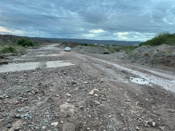 Las tormentas provocaron crecidas en algunos badenes de Ruta 40 y convirtieron una calle de Albardón en río Las tormentas provocaron crecidas en algunos badenes de Ruta 40 y convirtieron una calle de Albardón en río