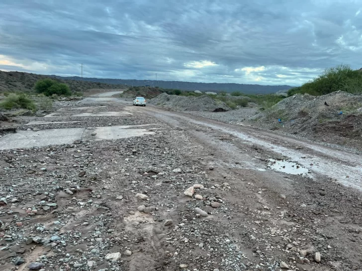 Las tormentas provocaron crecidas en algunos badenes de Ruta 40 y convirtieron una calle de Albardón en río Las tormentas provocaron crecidas en algunos badenes de Ruta 40 y convirtieron una calle de Albardón en río