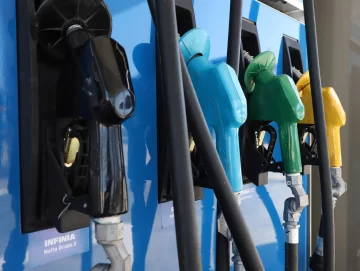 El Gobierno planea una fuerte suba de un impuesto clave para fijar el precio de la nafta