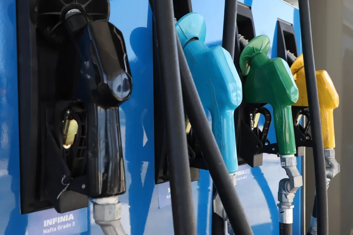 El Gobierno planea una fuerte suba de un impuesto clave para fijar el precio de la nafta