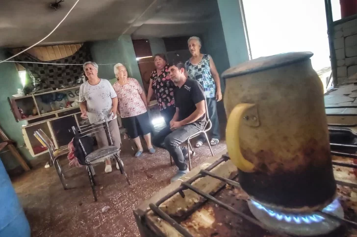 Vecinos apoyan a familia que usurpó una casa: dicen que el barrio mejoró