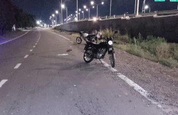 Perdió el control de la moto, se fue al suelo y su acompañante se fracturó la pierna Perdió el control de la moto, se fue al suelo y su acompañante se fracturó la pierna