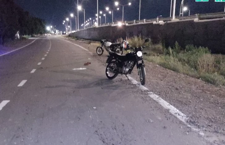 Perdió el control de la moto, se fue al suelo y su acompañante se fracturó la pierna Perdió el control de la moto, se fue al suelo y su acompañante se fracturó la pierna