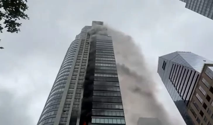 Incendio en una torre de Puerto Madero: el fuego tomó ocho pisos y hubo 100 evacuados Incendio en una torre de Puerto Madero: el fuego tomó ocho pisos y hubo 100 evacuados