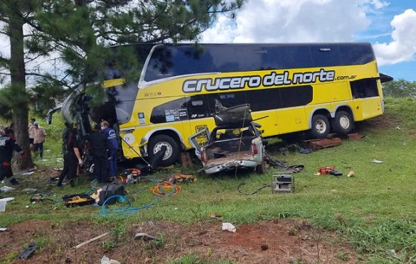 Choque-colectivo-y-camioneta-27-de-febrero-2025