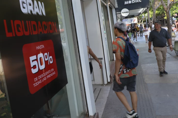 Comercios de calzado, los primeros en liquidar pensando en el inicio de clases