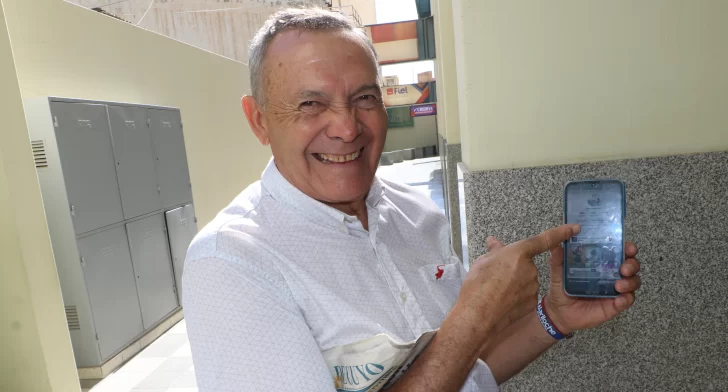 El vecino caucetero que con 68 años la rompe en TikTok con entrevistas callejeras