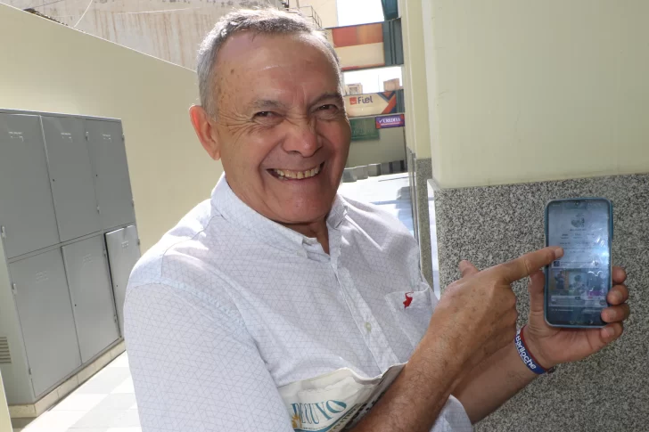 El vecino caucetero que con 68 años la rompe en TikTok con entrevistas callejeras