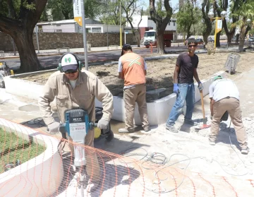 Trabajan para un riego efectivo en el bulevar de la Avenida Rawson