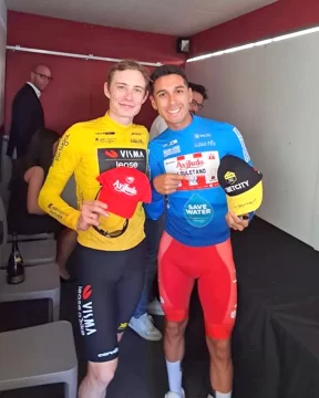 Tivani festejó junto a Vingegaard