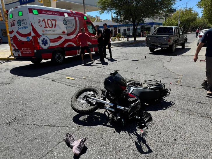 Una mujer terminó en el hospital después de chocar en su moto contra una camioneta Una mujer terminó en el hospital después de chocar en su moto contra una camioneta