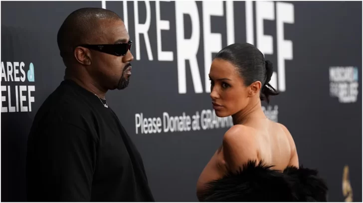 La esposa de Kanye West se mostró desnuda en la alforma roja y causó revuelo La esposa de Kanye West se mostró desnuda en la alforma roja y causó revuelo