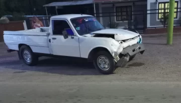 Por una mala maniobra, fuerte choque entre dos vehículos Por una mala maniobra, fuerte choque entre dos vehículos