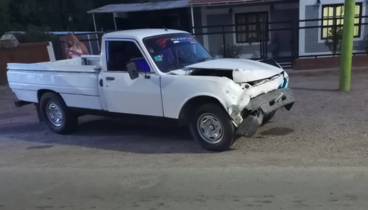 Por una mala maniobra, fuerte choque entre dos vehículos Por una mala maniobra, fuerte choque entre dos vehículos