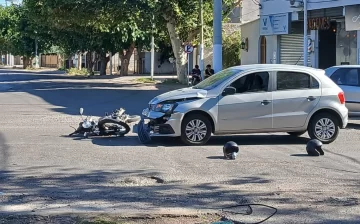 Un motociclista fue embestido en Rivadavia: el accidente quedó grabado Un motociclista fue embestido en Rivadavia: el accidente quedó grabado