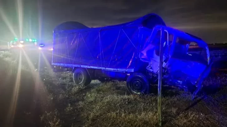 Mendoza: dos muertos por el choque frontal entre un camión y un auto Mendoza: dos muertos por el choque frontal entre un camión y un auto