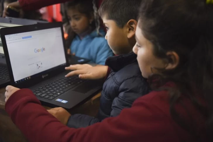 El Gobierno entregará 25 mil computadoras a niños de 5° y 6° de las escuelas públicas; también un lote llegará a docentes de Primaria El Gobierno entregará 25 mil computadoras a niños de 5° y 6° de las escuelas públicas; también un lote llegará a docentes de Primaria
