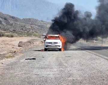 Una camioneta se incendió en Ruta 40 y su conductor se salvó de milagro Una camioneta se incendió en Ruta 40 y su conductor se salvó de milagro