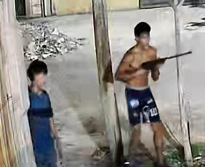 Alerta en Rawson por un menor que amenaza con un arma a sus vecinos Alerta en Rawson por un menor que amenaza con un arma a sus vecinos