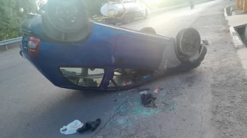 Volcó su auto en Circunvalación y fue trasladado al hospital Volcó su auto en Circunvalación y fue trasladado al hospital