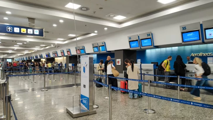 Caos en Ezeiza y Aeroparque justo antes del fin de semana XXL: hay demoras y cancelaciones de vuelos