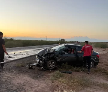 Un auto se estrelló con un camión atravesado en Ruta 20: debieron hospitalizar a dos personas Un auto se estrelló con un camión atravesado en Ruta 20: debieron hospitalizar a dos personas