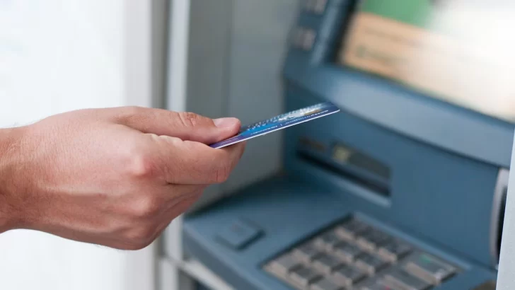 Cuánto dinero se puede extraer del cajero automático: los límites y cómo elevar el tope