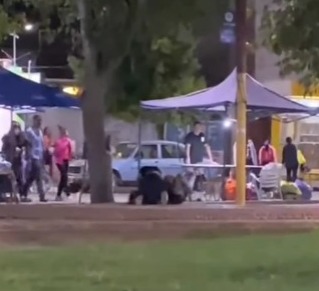 Dos mujeres, a los golpes en la plaza de Caucete Dos mujeres, a los golpes en la plaza de Caucete