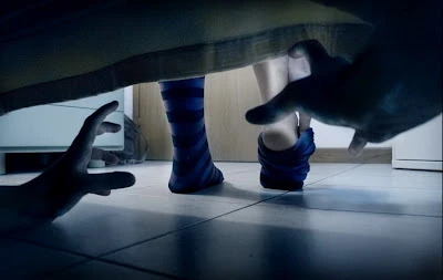 Le dijo a su niñera que había un “monstruo” bajo la cama: al revisar, descubrieron algo terrorífico