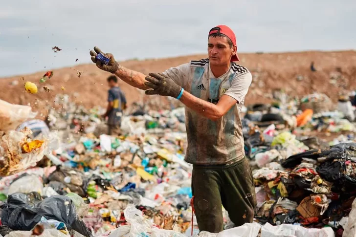 La pobreza bajó casi 15 puntos
