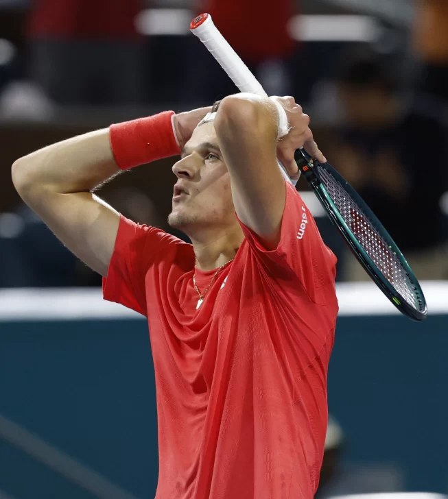 Mensik bajó del poster a Djokovik y lo derrotó