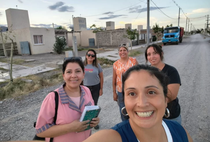 La cruzada de tres docentes que van casa por casa buscando alumnos para salvar su escuela
