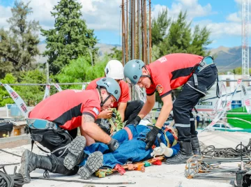 Con un simulacro entrenaron para el rescate efectivo de víctimas en altura