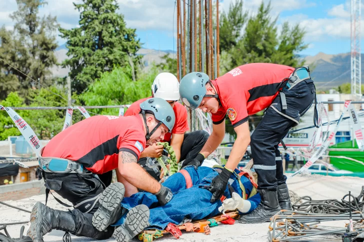 Con un simulacro entrenaron para el rescate efectivo de víctimas en altura