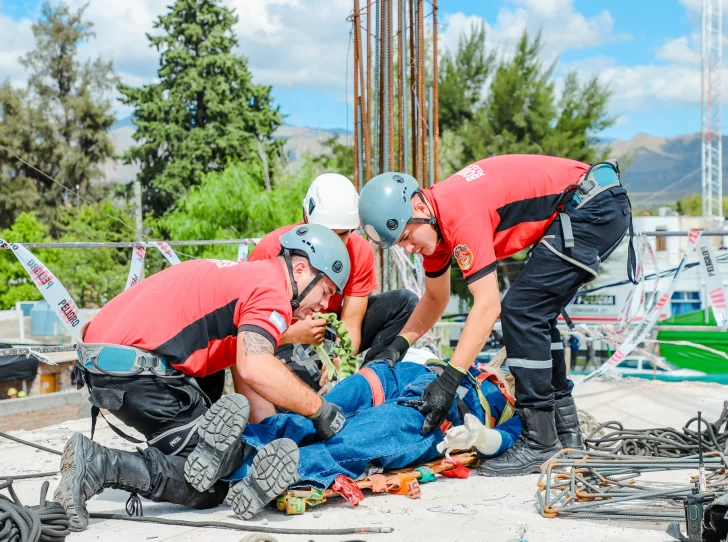 Con un simulacro entrenaron para el rescate efectivo de víctimas en altura