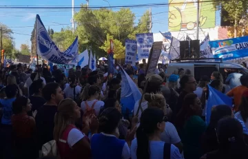 Docentes se movilizaron por mejoras salariales