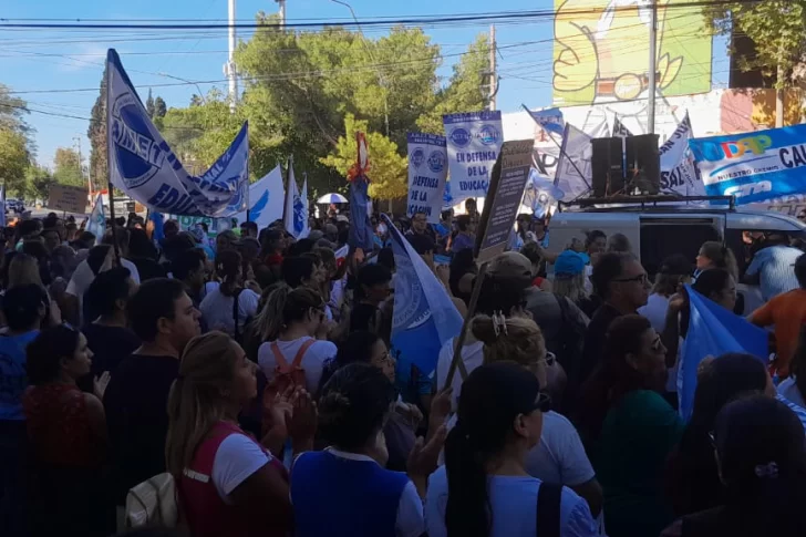 Docentes se movilizaron por mejoras salariales