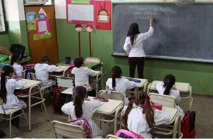 El Gobierno fijó en $500.000 el salario mínimo para los docentes