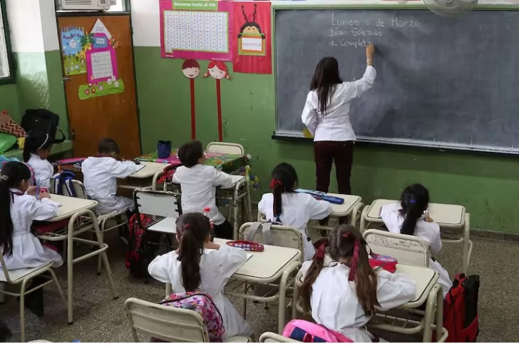 El Gobierno fijó en $500.000 el salario mínimo para los docentes