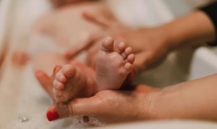 Una beba de dos meses murió ahogada en la bañera: su mamá confesó que se emborrachó y se quedó dormida Una beba de dos meses murió ahogada en la bañera: su mamá confesó que se emborrachó y se quedó dormida