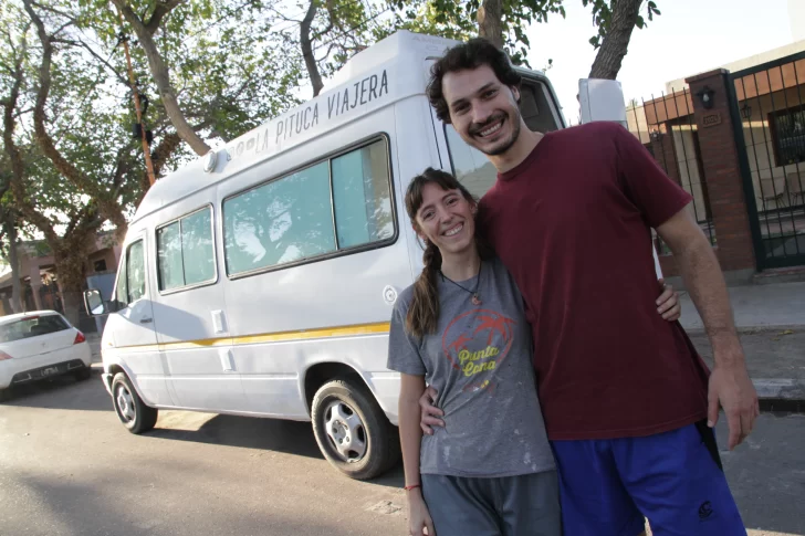 Un ingeniero y una contadora arman una combi para viajar: soltar para cumplir sueños