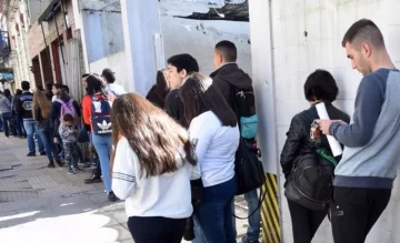 Desempleo juvenil triplica al de los adultos en América Latina