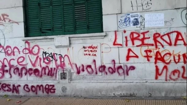 Protestas en la calle y daños a la propiedad Protestas en la calle y daños a la propiedad