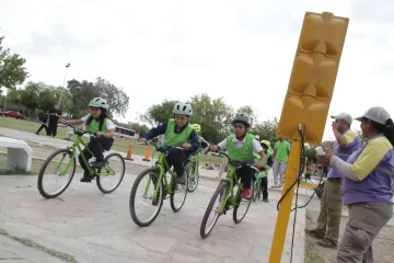 Los alumnos superaron la prueba de conducir bicicletas de manera segura