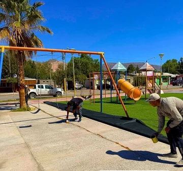 Paseo innovador: en una plaza de Los Berros instalaron césped sintético