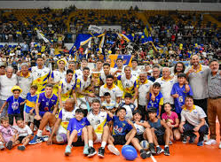 Como demandaba su historia